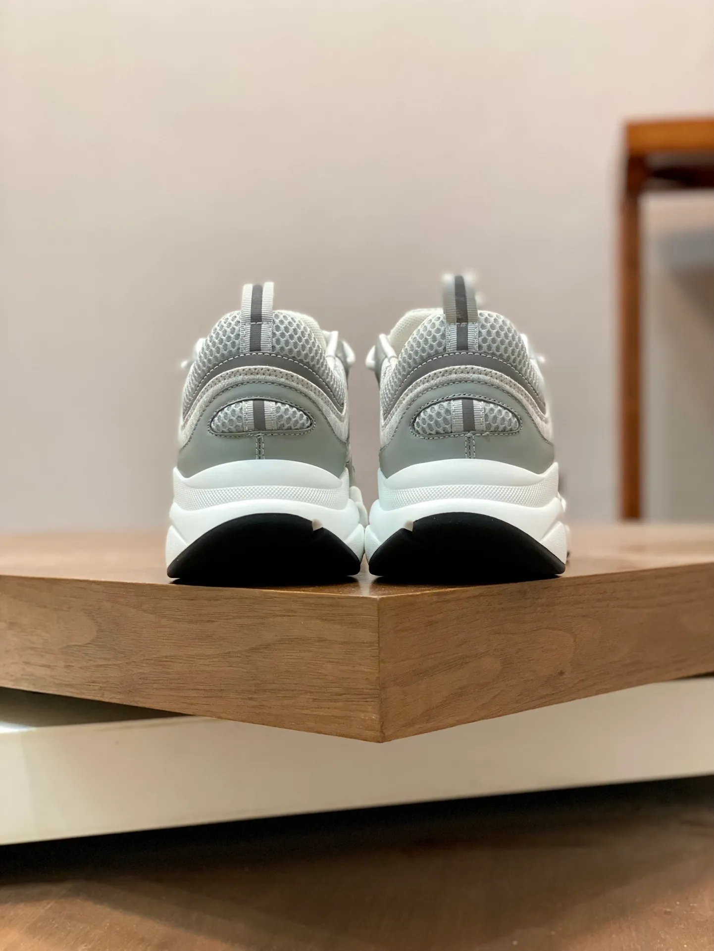 Factory price: 500💰 Dior B22 men's jogging fashion sneakers. This item draws inspiration from retro jogging shoes. It adopts a thick low-top design, with an upper made of leather and mesh fabric, and a black and white engraved rubber sole. The side is decorated with an embossed "Di~r" logo. Code number: 38-45 (38, 45, 46 can be customized)